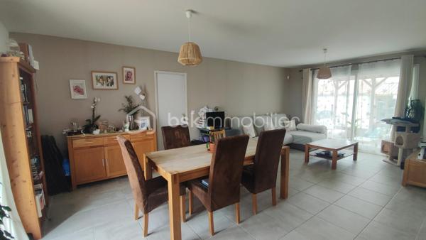 Venez découvrir en exclusivité, cette villa de 2017 située sur les hauteurs de Bourg-Saint-Andéol, dans un lotissement calme et recherché, offrant 96 m² habitables sur un terrain clos et arboré de 500 m².

Vous serez séduit par la spacieuse pièce à vivre de 49m², baignée de lumière, avec sa cuisine équipée et meublée. Elle offre des accès vers le jardin et vers la terrasse avec pergola exposée plein sud.

Côté nuit, vous disposez de trois chambres, dont une avec dressing, une salle d'eau avec douche à l'italienne, et des toilettes séparées avec lave-main.

📊 Cette maison offre des prestations confortables:
- Normes RT 2012
- Excellent DPE (A-A)
- pompe à chaleur avec plancher chauffant et rafraîchissant
- conduit existant pour installer un poêle
- raccordement au tout à l'égout
- fibre
- installation pour véhicule électrique

La propriété possède également un garage de 22m² communiquant avec le séjour, et une place de stationnement privée.

À l’extérieur, le jardin entièrement clôturé offre un cadre idéal pour profiter des beaux jours. Vous pourrez aménager les différents espaces selon vos envies et le terrain est piscinable.

Si vous recherchez une maison moderne, confortable et située dans un environnement agréable, cette propriété est faite pour vous !

Charges de l'Association Syndicale du Lotissement: 129€/an (pour 2026)
Une visite virtuelle est disponible sur demande.
Pour tout renseignement n'hésitez pas à me contacter.