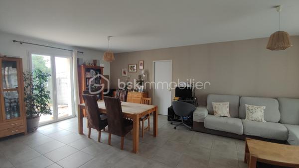 Venez découvrir en exclusivité, cette villa de 2017 située sur les hauteurs de Bourg-Saint-Andéol, dans un lotissement calme et recherché, offrant 96 m² habitables sur un terrain clos et arboré de 500 m².

Vous serez séduit par la spacieuse pièce à vivre de 49m², baignée de lumière, avec sa cuisine équipée et meublée. Elle offre des accès vers le jardin et vers la terrasse avec pergola exposée plein sud.

Côté nuit, vous disposez de trois chambres, dont une avec dressing, une salle d'eau avec douche à l'italienne, et des toilettes séparées avec lave-main.

📊 Cette maison offre des prestations confortables:
- Normes RT 2012
- Excellent DPE (A-A)
- pompe à chaleur avec plancher chauffant et rafraîchissant
- conduit existant pour installer un poêle
- raccordement au tout à l'égout
- fibre
- installation pour véhicule électrique

La propriété possède également un garage de 22m² communiquant avec le séjour, et une place de stationnement privée.

À l’extérieur, le jardin entièrement clôturé offre un cadre idéal pour profiter des beaux jours. Vous pourrez aménager les différents espaces selon vos envies et le terrain est piscinable.

Si vous recherchez une maison moderne, confortable et située dans un environnement agréable, cette propriété est faite pour vous !

Charges de l'Association Syndicale du Lotissement: 129€/an (pour 2026)
Une visite virtuelle est disponible sur demande.
Pour tout renseignement n'hésitez pas à me contacter.