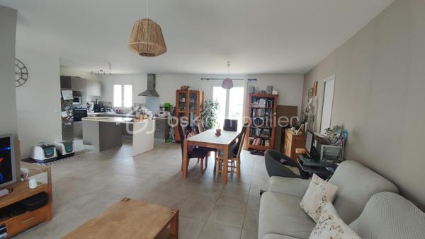 Venez découvrir en exclusivité, cette villa de 2017 située sur les hauteurs de Bourg-Saint-Andéol, dans un lotissement calme et recherché, offrant 96 m² habitables sur un terrain clos et arboré de 500 m².

Vous serez séduit par la spacieuse pièce à vivre de 49m², baignée de lumière, avec sa cuisine équipée et meublée. Elle offre des accès vers le jardin et vers la terrasse avec pergola exposée plein sud.

Côté nuit, vous disposez de trois chambres, dont une avec dressing, une salle d'eau avec douche à l'italienne, et des toilettes séparées avec lave-main.

📊 Cette maison offre des prestations confortables:
- Normes RT 2012
- Excellent DPE (A-A)
- pompe à chaleur avec plancher chauffant et rafraîchissant
- conduit existant pour installer un poêle
- raccordement au tout à l'égout
- fibre
- installation pour véhicule électrique

La propriété possède également un garage de 22m² communiquant avec le séjour, et une place de stationnement privée.

À l’extérieur, le jardin entièrement clôturé offre un cadre idéal pour profiter des beaux jours. Vous pourrez aménager les différents espaces selon vos envies et le terrain est piscinable.

Si vous recherchez une maison moderne, confortable et située dans un environnement agréable, cette propriété est faite pour vous !

Charges de l'Association Syndicale du Lotissement: 129€/an (pour 2026)
Une visite virtuelle est disponible sur demande.
Pour tout renseignement n'hésitez pas à me contacter.