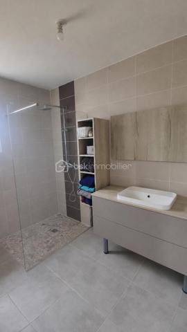 Venez découvrir en exclusivité, cette villa de 2017 située sur les hauteurs de Bourg-Saint-Andéol, dans un lotissement calme et recherché, offrant 96 m² habitables sur un terrain clos et arboré de 500 m².

Vous serez séduit par la spacieuse pièce à vivre de 49m², baignée de lumière, avec sa cuisine équipée et meublée. Elle offre des accès vers le jardin et vers la terrasse avec pergola exposée plein sud.

Côté nuit, vous disposez de trois chambres, dont une avec dressing, une salle d'eau avec douche à l'italienne, et des toilettes séparées avec lave-main.

📊 Cette maison offre des prestations confortables:
- Normes RT 2012
- Excellent DPE (A-A)
- pompe à chaleur avec plancher chauffant et rafraîchissant
- conduit existant pour installer un poêle
- raccordement au tout à l'égout
- fibre
- installation pour véhicule électrique

La propriété possède également un garage de 22m² communiquant avec le séjour, et une place de stationnement privée.

À l’extérieur, le jardin entièrement clôturé offre un cadre idéal pour profiter des beaux jours. Vous pourrez aménager les différents espaces selon vos envies et le terrain est piscinable.

Si vous recherchez une maison moderne, confortable et située dans un environnement agréable, cette propriété est faite pour vous !

Charges de l'Association Syndicale du Lotissement: 129€/an (pour 2026)
Une visite virtuelle est disponible sur demande.
Pour tout renseignement n'hésitez pas à me contacter.