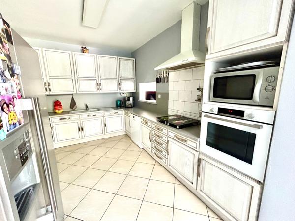 Belle maison familiale de 240 m² avec 3 garages.