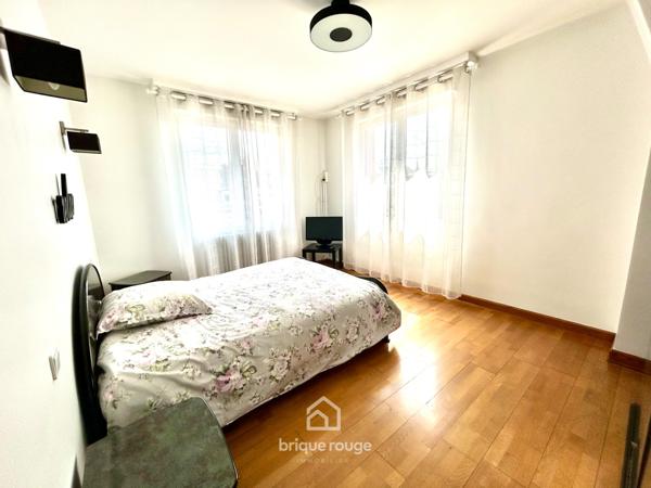 Belle maison familiale de 240 m² avec 3 garages.