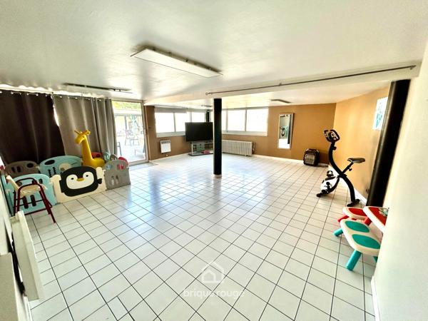 Belle maison familiale de 240 m² avec 3 garages.