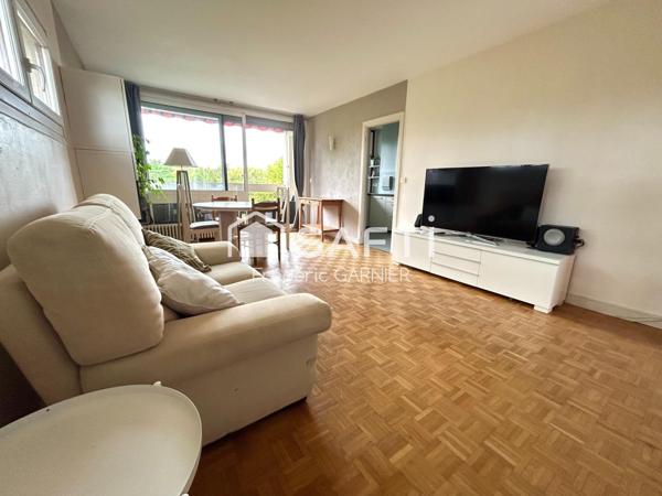 Appartement 3 pièces de 64 m², triple exposition sans vis à vis, 2 chambres, parking, cave