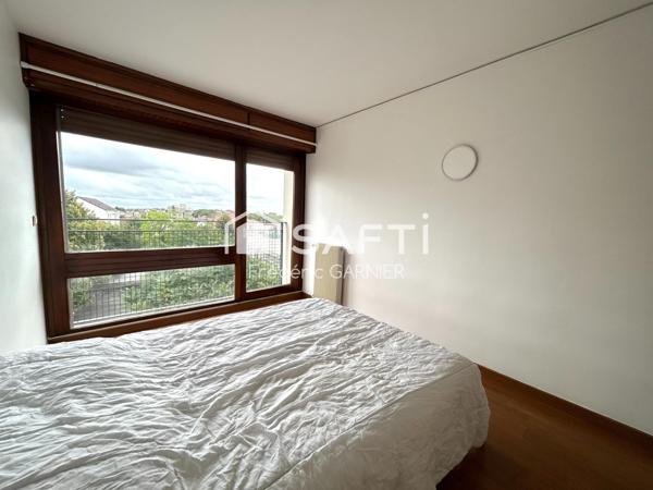 Appartement 3 pièces de 64 m², triple exposition sans vis à vis, 2 chambres, parking, cave