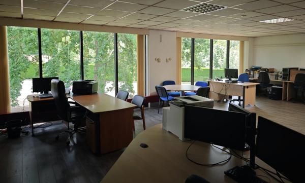 Bureaux de 600 m2 à vendre avec parcelle de 4 650 m2 0 BATIR, proche Compiègne