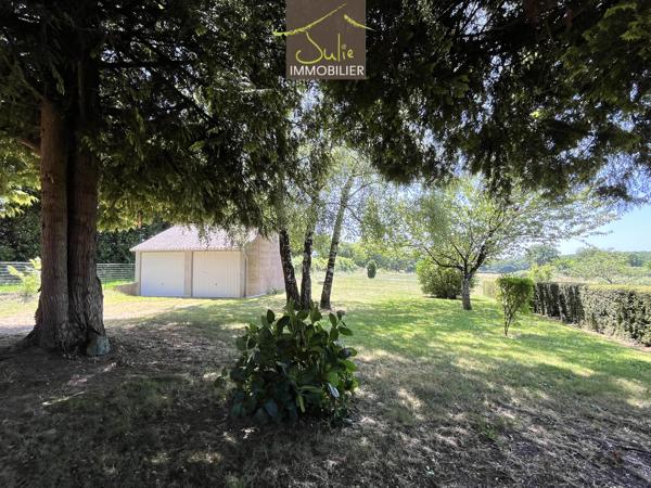 Dans un joli parc à la campagne, Pavillon accès plain-pied. Dépendance.