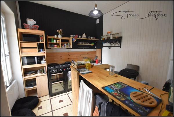 Maison à Luzech, 69 m², 2 chambres, à finir de rénover, avec terrasse