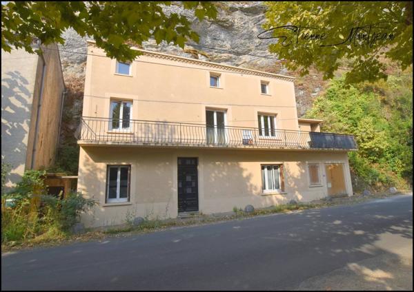 Maison à Luzech, 69 m², 2 chambres, à finir de rénover, avec terrasse