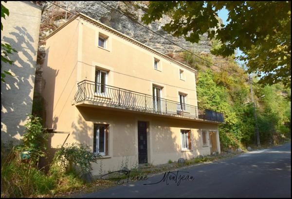 Maison à Luzech, 69 m², 2 chambres, à finir de rénover, avec terrasse
