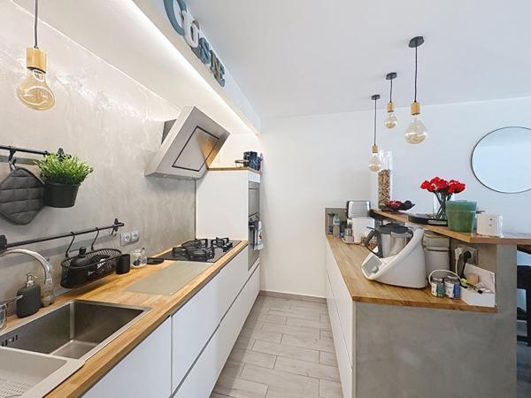 Maison de village Rougiers 3 pièces 60 m2 entièrement rénovée avec un garage.