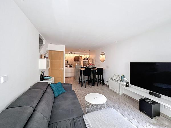 Maison de village Rougiers 3 pièces 60 m2 entièrement rénovée avec un garage.