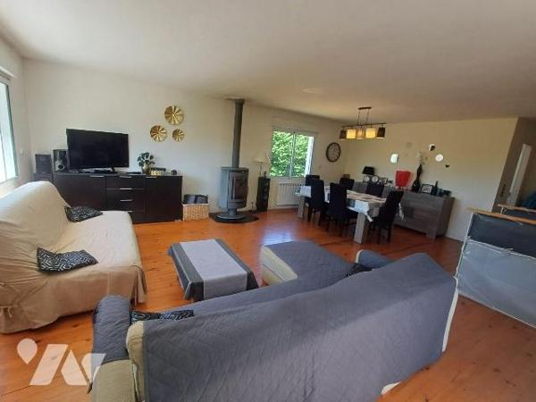 Maison + gite situés sur la corniche de Plestin les Gréves.

Très lumineuse et agréable a viv...