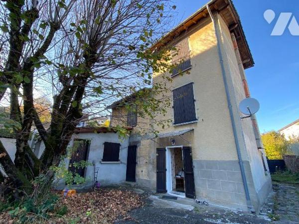 AURILLAC sur terrain de 798 m², enclos comprenant deux maisons mitoyennes à rénover et un hanga...