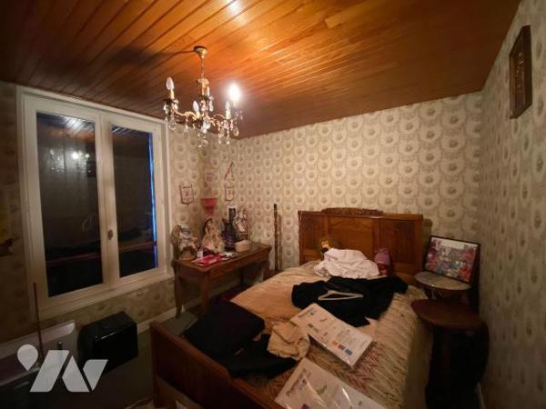 AURILLAC sur terrain de 798 m², enclos comprenant deux maisons mitoyennes à rénover et un hanga...