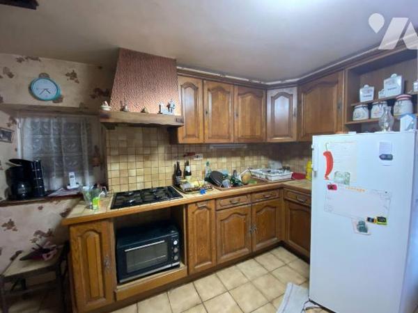 AURILLAC sur terrain de 798 m², enclos comprenant deux maisons mitoyennes à rénover et un hanga...