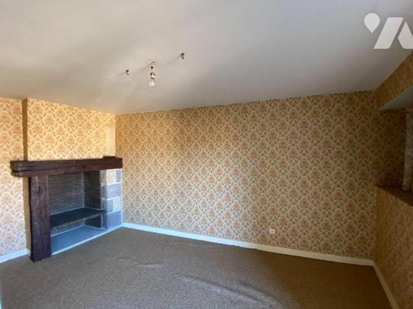 AURILLAC sur terrain de 798 m², enclos comprenant deux maisons mitoyennes à rénover et un hanga...