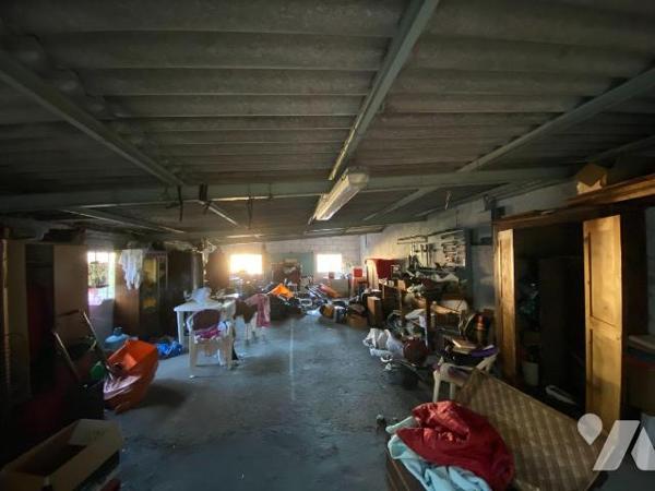 AURILLAC sur terrain de 798 m², enclos comprenant deux maisons mitoyennes à rénover et un hanga...