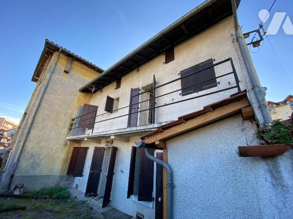 AURILLAC sur terrain de 798 m², enclos comprenant deux maisons mitoyennes à rénover et un hanga...