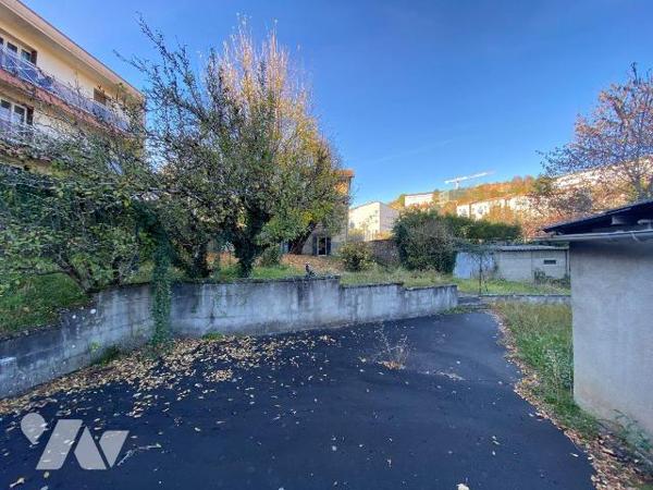 AURILLAC sur terrain de 798 m², enclos comprenant deux maisons mitoyennes à rénover et un hanga...