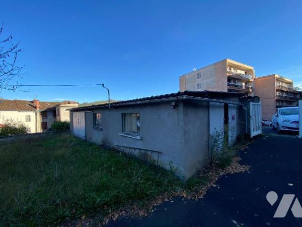 AURILLAC sur terrain de 798 m², enclos comprenant deux maisons mitoyennes à rénover et un hanga...