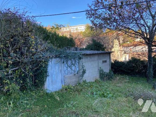 AURILLAC sur terrain de 798 m², enclos comprenant deux maisons mitoyennes à rénover et un hanga...
