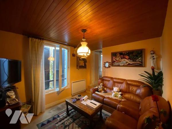 AURILLAC sur terrain de 798 m², enclos comprenant deux maisons mitoyennes à rénover et un hanga...