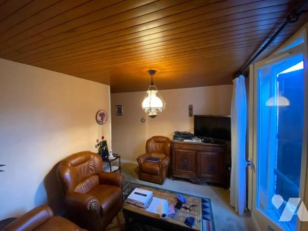 AURILLAC sur terrain de 798 m², enclos comprenant deux maisons mitoyennes à rénover et un hanga...