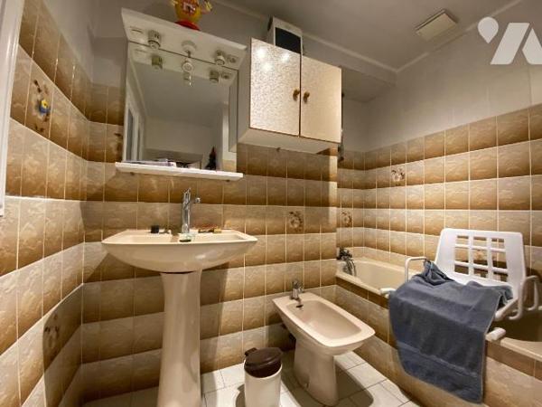 AURILLAC sur terrain de 798 m², enclos comprenant deux maisons mitoyennes à rénover et un hanga...