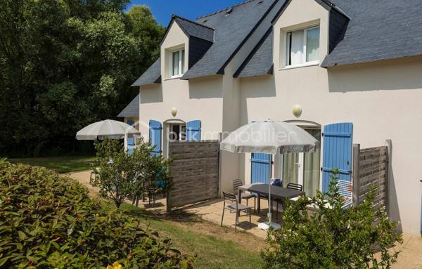 Dans la résidence de tourisme ODALYS HORIZON, située sur la presqu’île de Crozon Morgat à 10 minutes du centre, entourée par la mer sur trois côtés, au nord par la rade de Brest, à l’ouest par la mer d’Iroise et au sud par la baie de Douarnenez, investissez dans cette villa T2 d'environ 32m2 avec terrasse de 11m2, en R+1. Ce bien meublé est sous contrat de bail commercial avec la société ODALYS, garantissant ainsi à son propriétaire le versement d'un loyer de 3.908€ HT par an, soit une rentabilité brute de près de 8,31%. Vous souhaitiez vous constituer un patrimoine sécurisé et/ou un complément de revenu retraite, alors ce bien est fait pour vous. Statut LMNP avec amortissement possible. Photos d'un bien type. A NE PAS LAISSER PASSER !!!