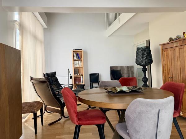 Acheter un bel appartement rénové à Bordeaux aux Chartrons en duplex, 3 chambres, avec de beaux extérieurs dans une résidence sécurisée avec parking en sous-sol
