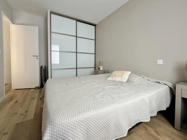 Acheter un bel appartement rénové à Bordeaux aux Chartrons en duplex, 3 chambres, avec de beaux extérieurs dans une résidence sécurisée avec parking en sous-sol