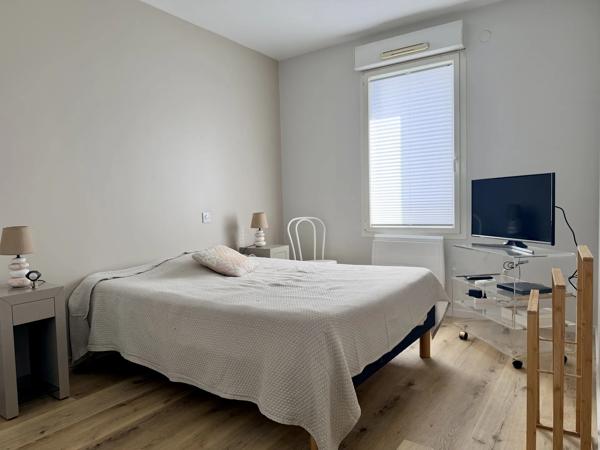 Acheter un bel appartement rénové à Bordeaux aux Chartrons en duplex, 3 chambres, avec de beaux extérieurs dans une résidence sécurisée avec parking en sous-sol