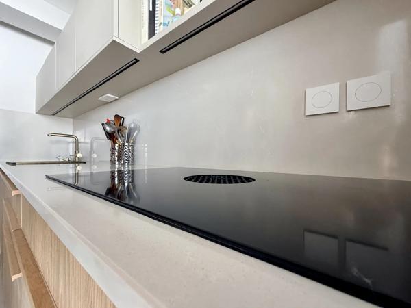 Acheter un bel appartement rénové à Bordeaux aux Chartrons en duplex, 3 chambres, avec de beaux extérieurs dans une résidence sécurisée avec parking en sous-sol