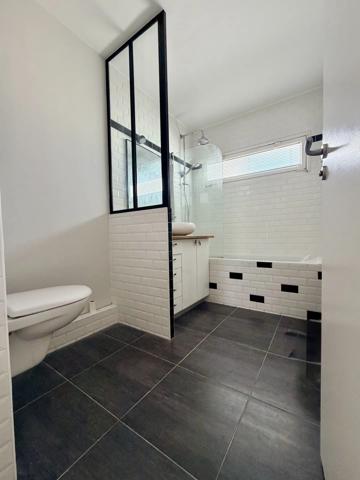 Acheter un bel appartement rénové à Bordeaux aux Chartrons en duplex, 3 chambres, avec de beaux extérieurs dans une résidence sécurisée avec parking en sous-sol