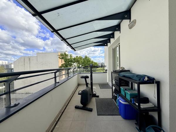 Acheter un bel appartement rénové à Bordeaux aux Chartrons en duplex, 3 chambres, avec de beaux extérieurs dans une résidence sécurisée avec parking en sous-sol