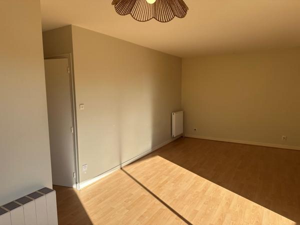 A LOUER  Appartement T1 vide Saint Pierre du Mont balcon parking