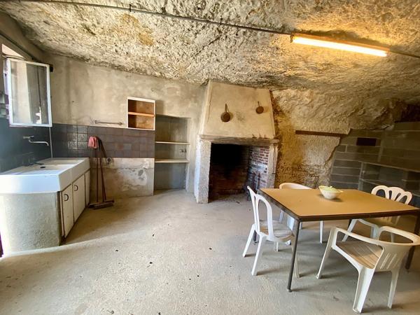 Maison avec vue panoramique et caves troglodytes à Luynes 37230