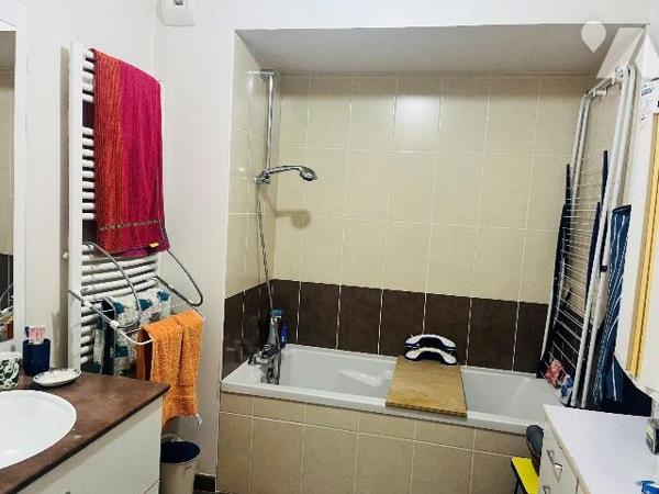 CAEN - RIVES DE L'ORNE, Au troisième étage, d'une résidence de standing, un appartement de troi...