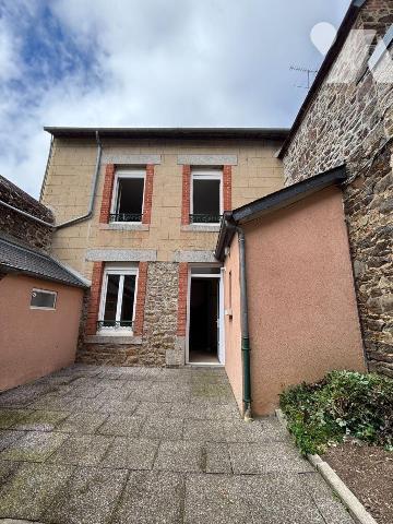 FOUGERES Exclusivement à l'Etude Quartier Bonabry, Petite maison en fond de cour proposant 53m²...