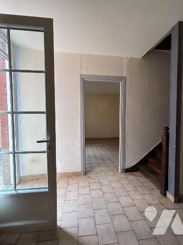FOUGERES Exclusivement à l'Etude Quartier Bonabry, Petite maison en fond de cour proposant 53m²...