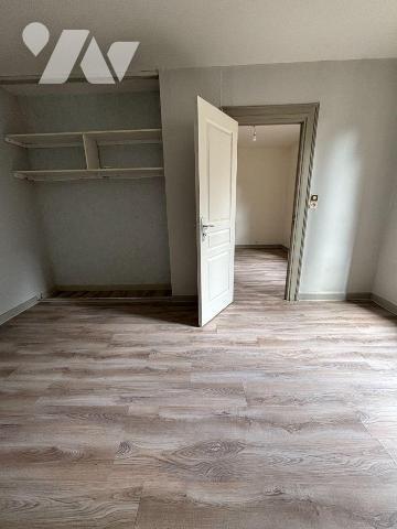 FOUGERES Exclusivement à l'Etude Quartier Bonabry, Petite maison en fond de cour proposant 53m²...