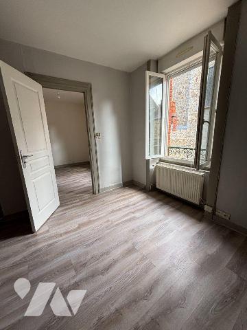 FOUGERES Exclusivement à l'Etude Quartier Bonabry, Petite maison en fond de cour proposant 53m²...