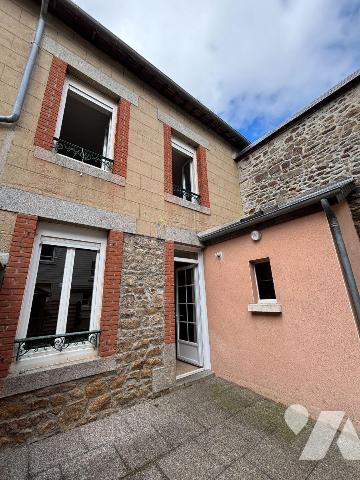 FOUGERES Exclusivement à l'Etude Quartier Bonabry, Petite maison en fond de cour proposant 53m²...