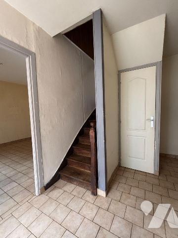 FOUGERES Exclusivement à l'Etude Quartier Bonabry, Petite maison en fond de cour proposant 53m²...