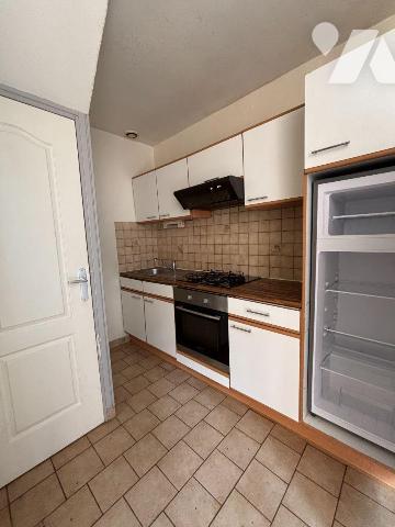 FOUGERES Exclusivement à l'Etude Quartier Bonabry, Petite maison en fond de cour proposant 53m²...