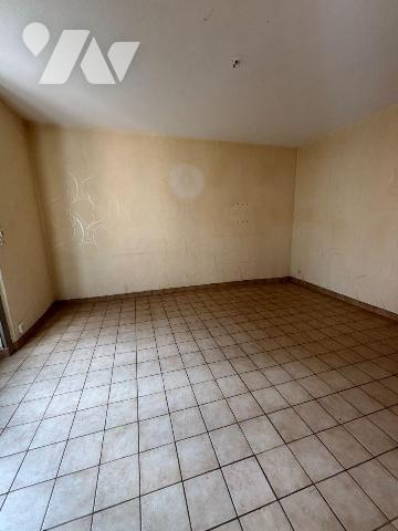 FOUGERES Exclusivement à l'Etude Quartier Bonabry, Petite maison en fond de cour proposant 53m²...