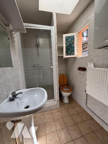 FOUGERES Exclusivement à l'Etude Quartier Bonabry, Petite maison en fond de cour proposant 53m²...
