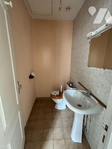 FOUGERES Exclusivement à l'Etude Quartier Bonabry, Petite maison en fond de cour proposant 53m²...
