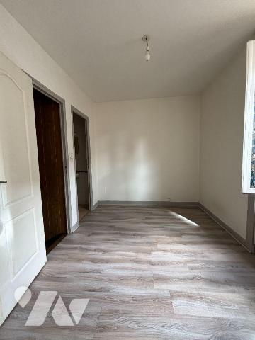 FOUGERES Exclusivement à l'Etude Quartier Bonabry, Petite maison en fond de cour proposant 53m²...